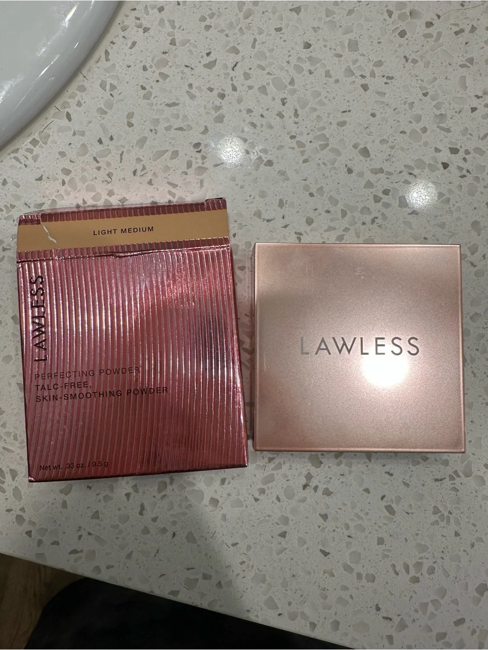 LAWLESS Perfecting Powder - Light Medium - Talc Free